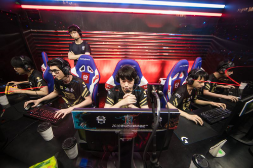 年的首次夺 年的首次夺