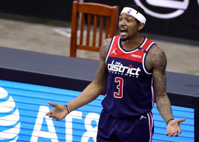 供至少两名 供至少两名